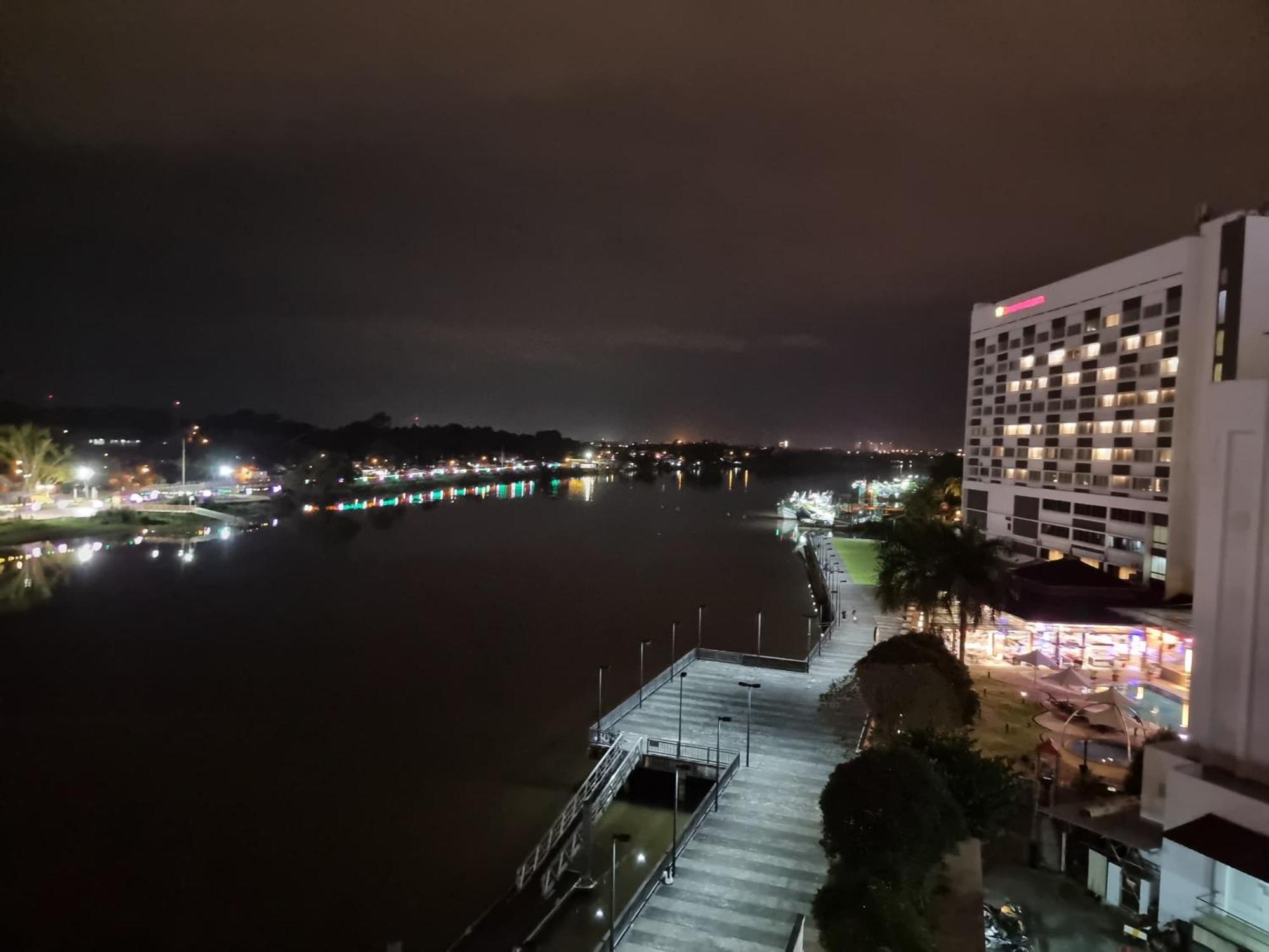 Cozzzy Hut Riverbank Suites Kuching With Spectacular River View Zewnętrze zdjęcie