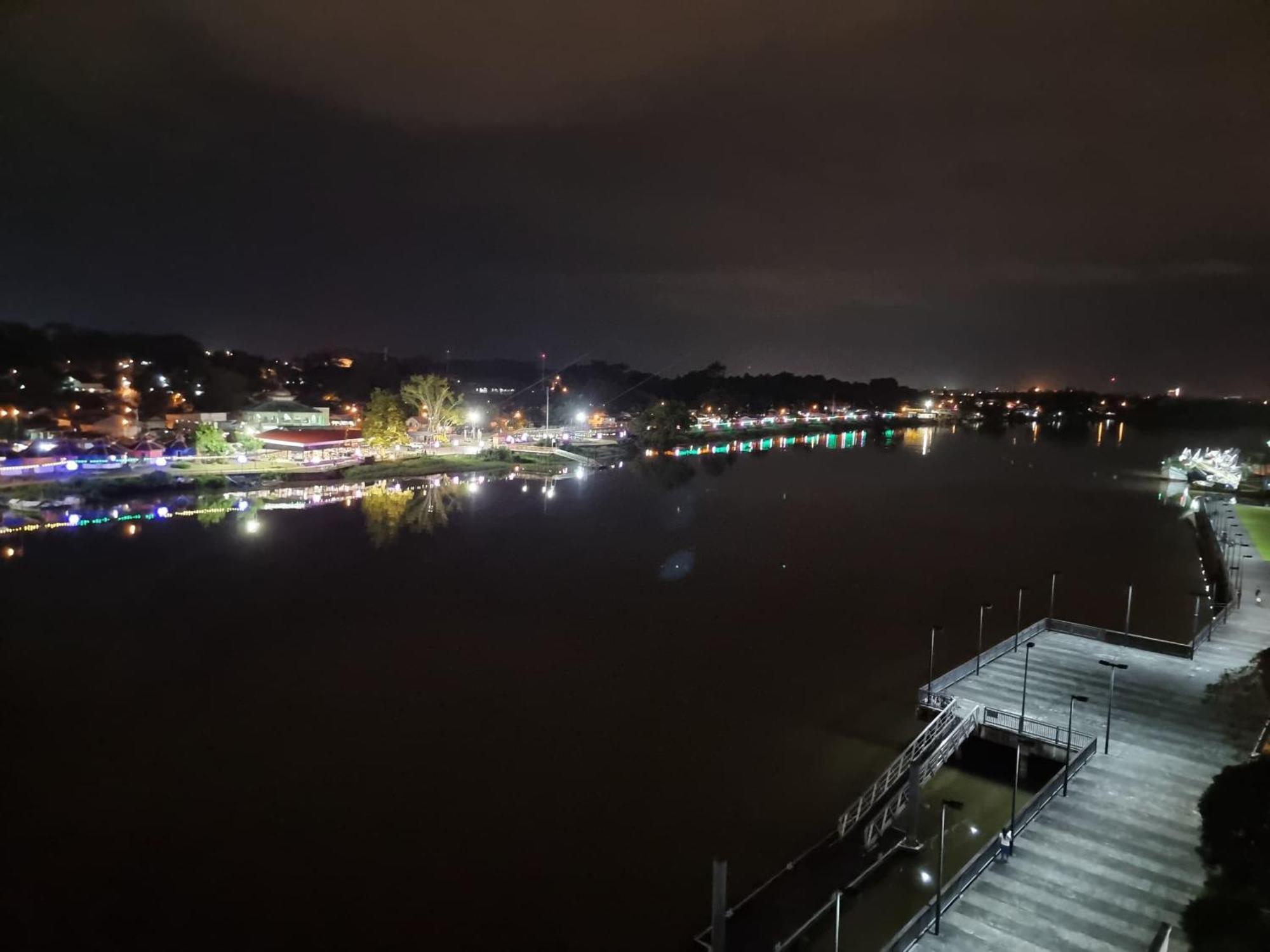 Cozzzy Hut Riverbank Suites Kuching With Spectacular River View Zewnętrze zdjęcie