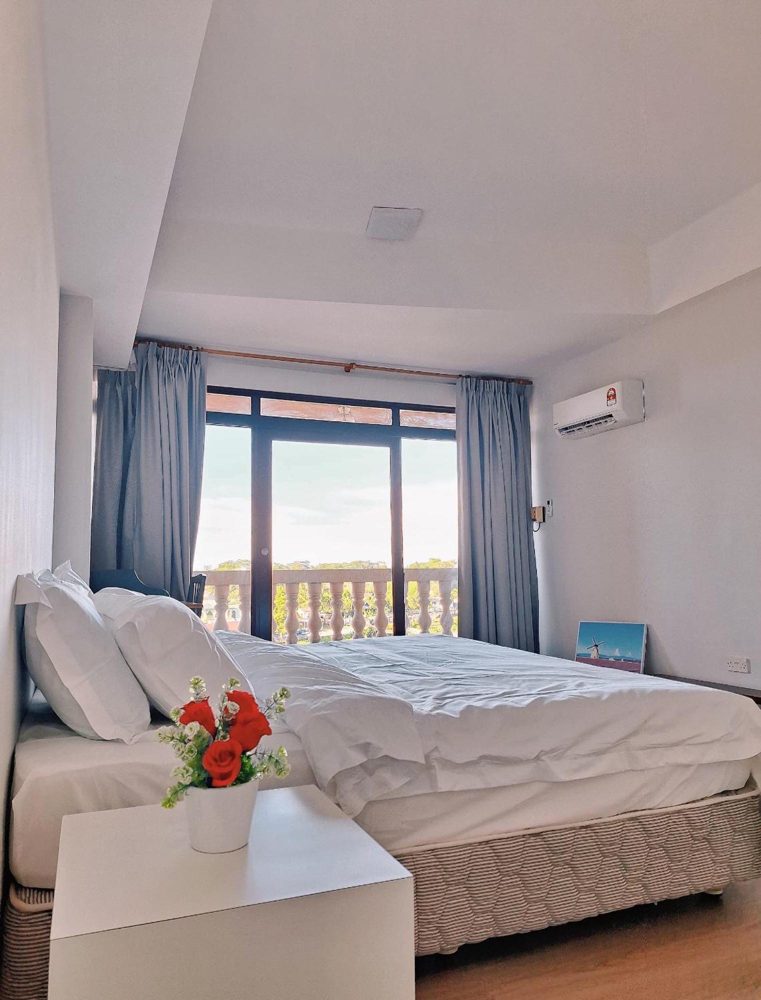 Cozzzy Hut Riverbank Suites Kuching With Spectacular River View Zewnętrze zdjęcie