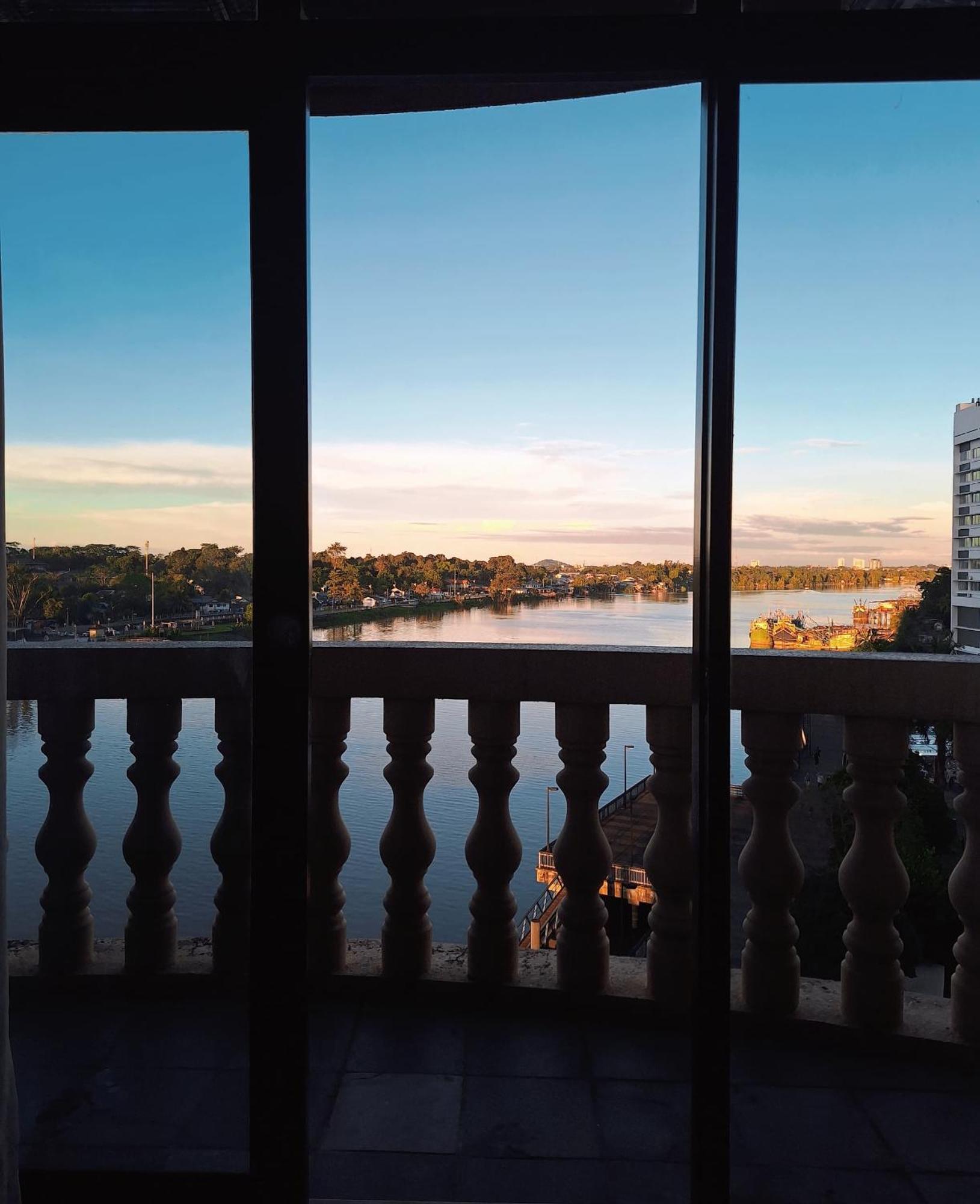 Cozzzy Hut Riverbank Suites Kuching With Spectacular River View Zewnętrze zdjęcie