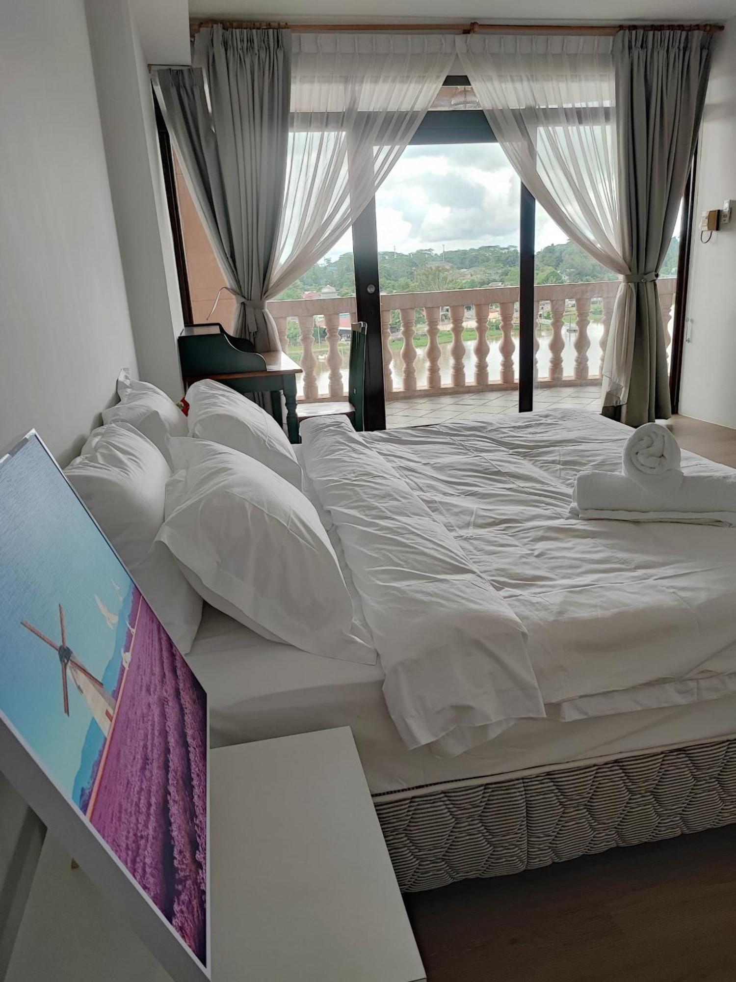 Cozzzy Hut Riverbank Suites Kuching With Spectacular River View Zewnętrze zdjęcie